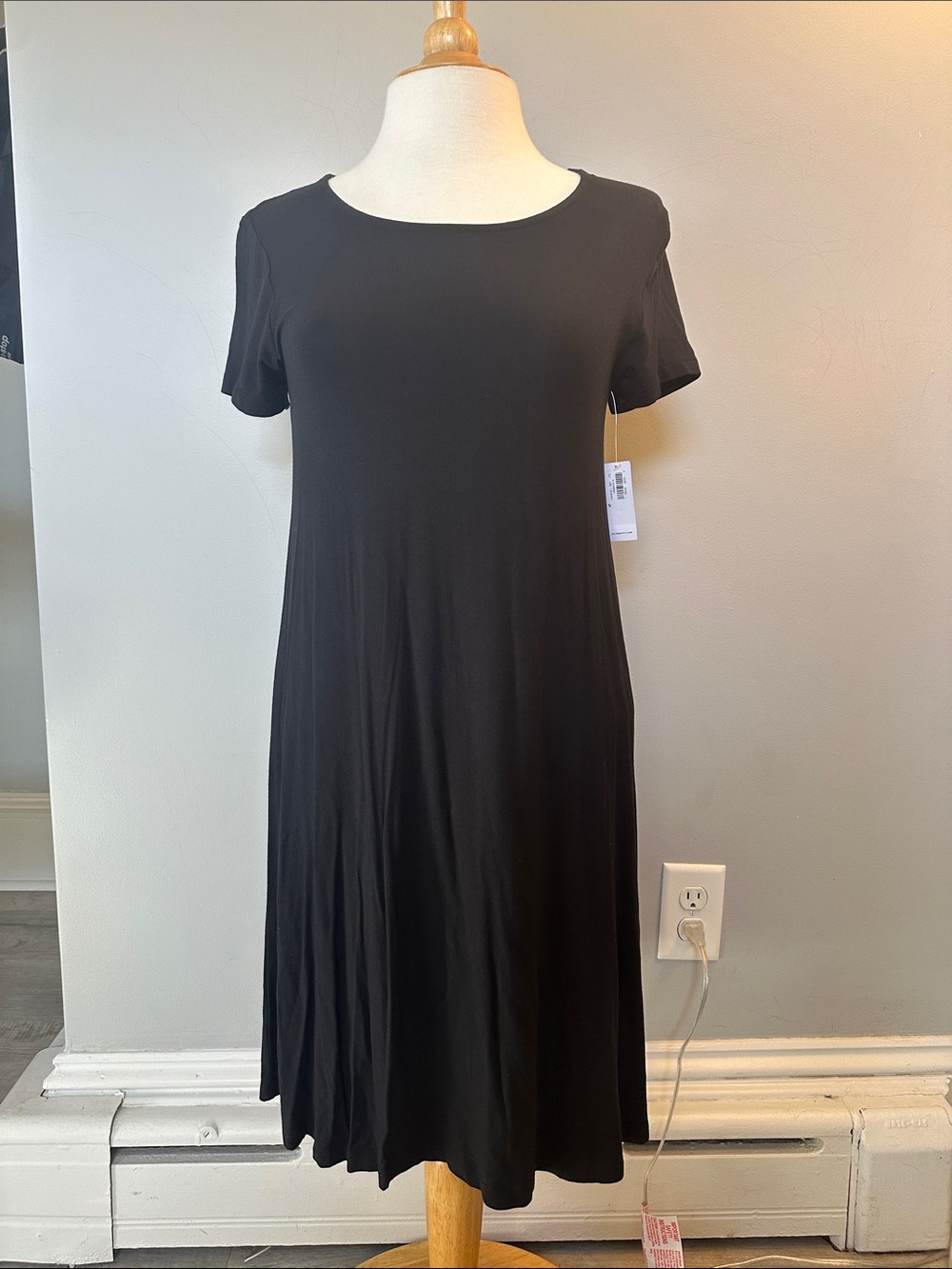 Lightweight Flowy Short Sleeve Black Dress (Read Description)